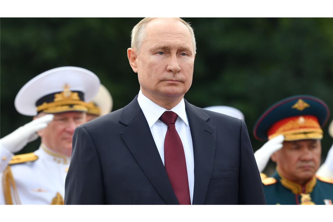 Russland will eigenen Messenger herausbringen Wladimir Putin (M), Präsident von Russland: Das russische Parlament hat angesichts der anhaltenden Spannungen mit dem Westen ein Gesetz zur Schaffung eines eigenen Messengers verabschiedet (Archivfoto).
