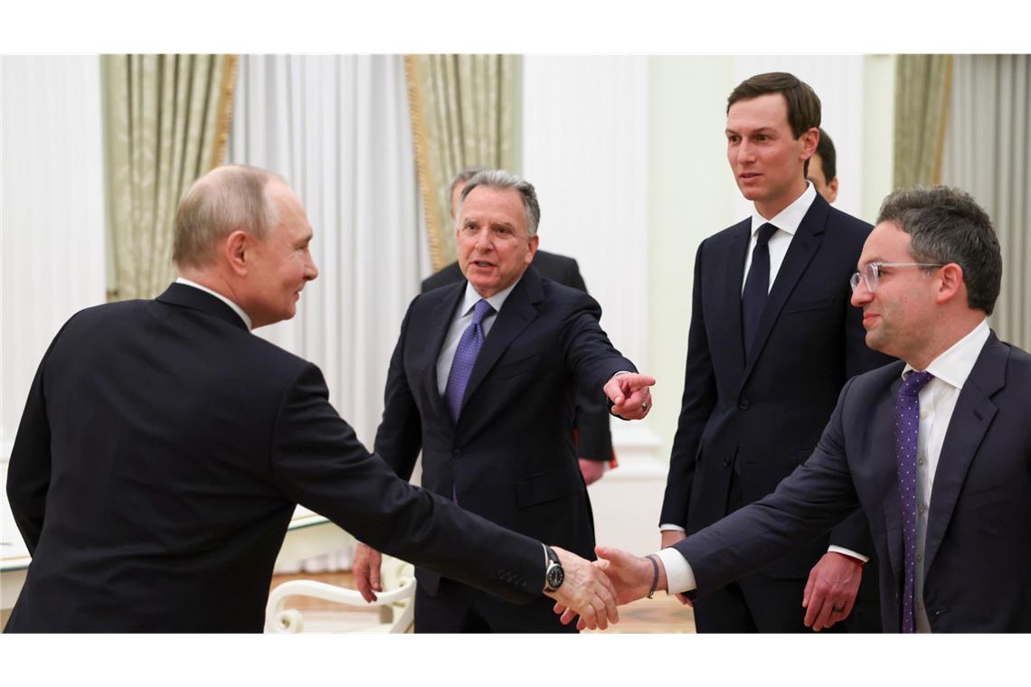 Wladimir Putin und die Abgesandten von US-Präsident Trump (von links nach rechts):  Steve Witkoff, Jared Kushner und Josh Gruenbaum.