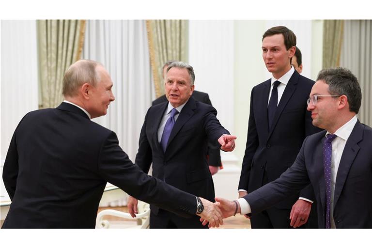 Wladimir Putin und die Abgesandten von US-Präsident Trump (von links nach rechts):  Steve Witkoff, Jared Kushner und Josh Gruenbaum.