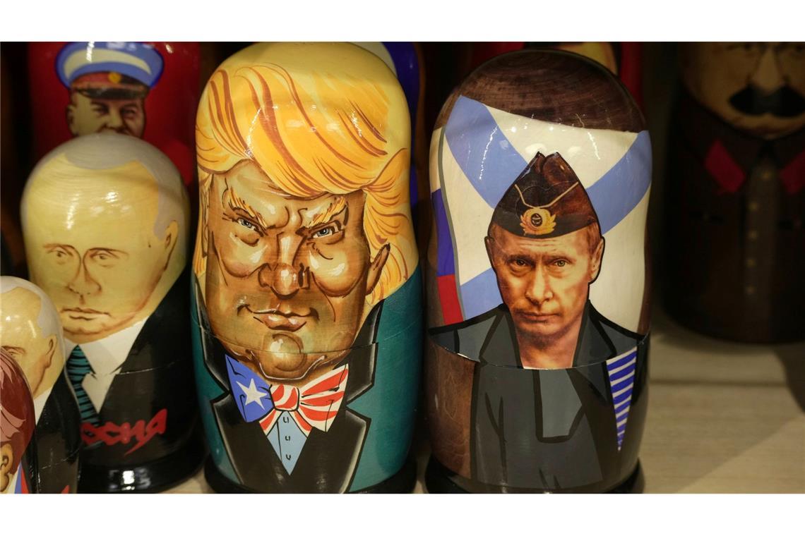 Bilder des Tages Wladimir Putin und Donald Trump als Souvenir - Matrjoschkas stehen in einem Souvenirladen in St. Petersburg zum Verkauf.