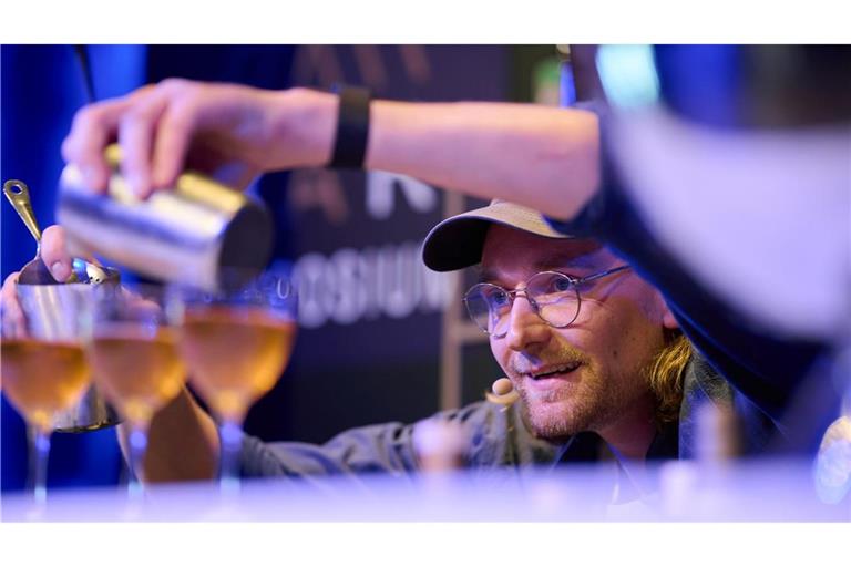 Wladimir Reichert von der erst kürzlich eröffneten Bar "Studio" in Zürich mixt seinen Gewinner-Cocktail "Unruh".