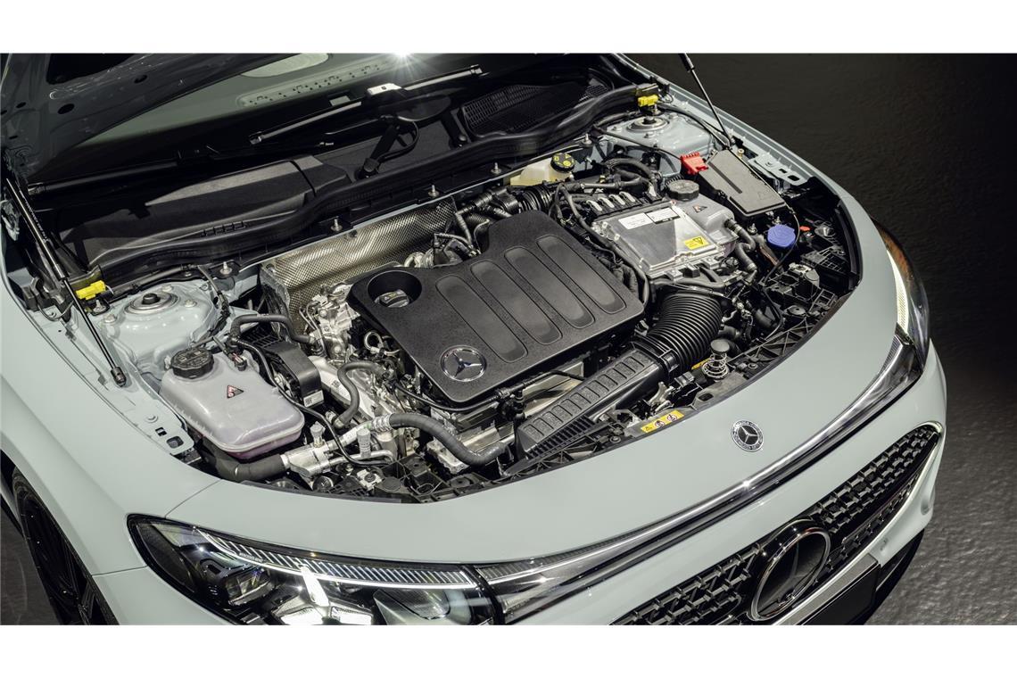 So sieht der Mercedes CLA mit Verbrennungsmotor aus Wo bei dem elektrischen CLA ein extra Stauraum ist, befindet sich in der Hybrid-Variante ein Verbrennungsmotor.