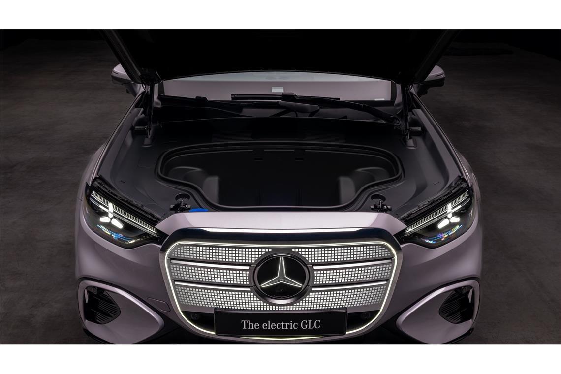 Den neuen Elektro-Mercedes gibt’s auf Wunsch auch vegan Wo beim Verbrenner der Motor sitzt, gibt es beim vollelektrischen GLC reichlich zusätzlichen Stauraum.
