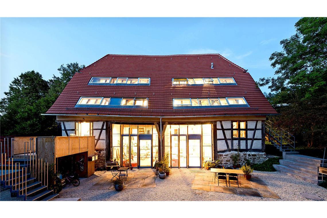 8 der interessantesten Schlafzimmer in Stuttgart und der Region Wo die Bauern einst Getreide lagerten, hat der Architekt Christoph Manderscheid in einer denkmalgeschützten Zehntscheuer in Tübingen lichtdurchflutete Doppelhaushälften für zwei Familien geschaffen.