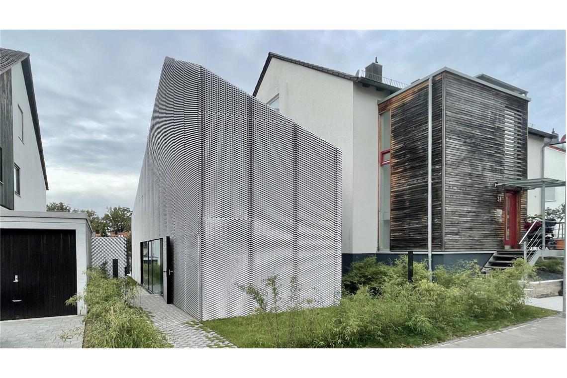 8 der interessantesten Schlafzimmer in Stuttgart und der Region Wo einst eine Doppelgarage stand, hat der Stuttgarter Architekt Thomas Sixt-Finckh für eine Familie dieses Einfamilienhaus mit Maßanzug aus Metall entworfen, und dort befindet sich . . .
