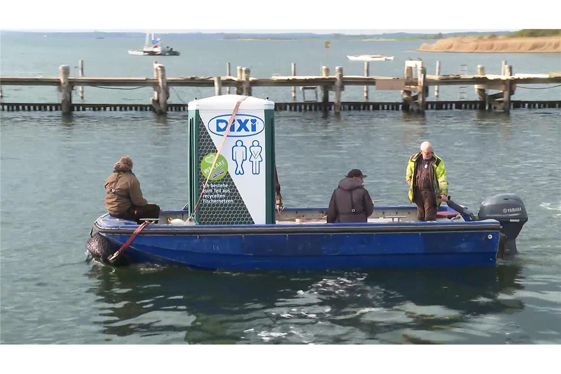 Wo gearbeitet wird, muss man auch mal "um die Ecke". Dafür gibt es auf dem Arbeitsponton nun auch eine mobile Toilette.