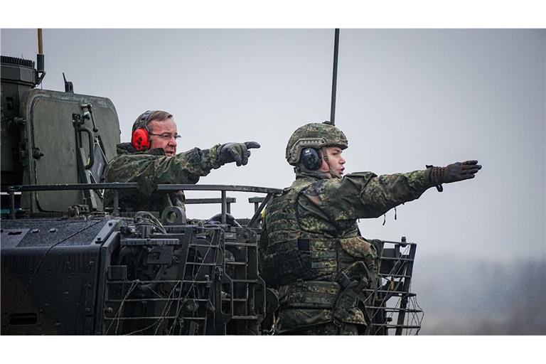 Wo geht’s lang zur Fähigkeit, Land und Bündnis zu schützen? Verteidigungsminister Boris Pistorius (links) und ein  Soldat der Bundeswehr.