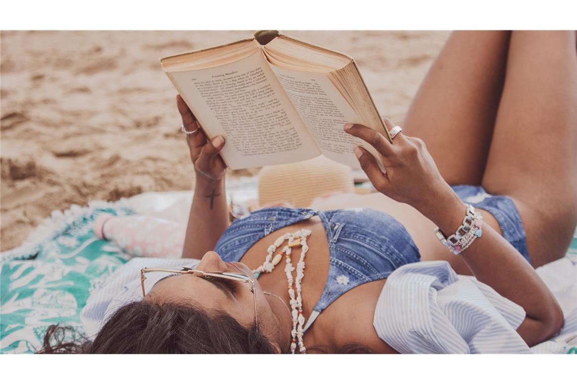 Diese 8 Bücher sind perfekt für sommerliche Tage Wo liest es sich schon besser als am Strand? (Symbolbild)