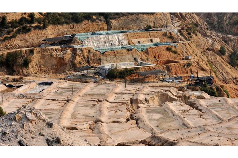 Wo Seltener Erden abgebaut werden, ist die Natur danach weitgehend zerstört. Wie hier im chinesischen Ganxian. Das ist einer der Gründe, weshalb in Deutschland eine nennenswerte Gewinnung kaum möglich ist.