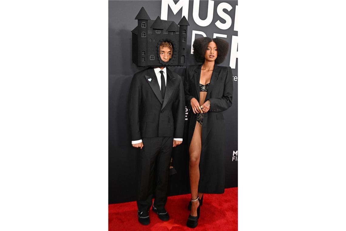 Die schönsten (und schlimmsten) Grammy-Looks Wo soll man bei den Will-Smith-Kindern zuerst hingucken? Auf Willows Smokingmantel-Lingerie-Kombi (Alexander McQueen) oder Jadens Burg auf dem Kopf?