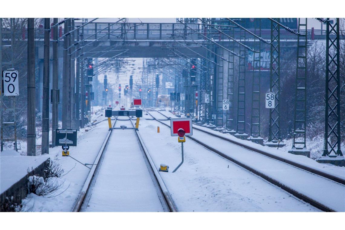 Wochenlanger Frost führte im Januar und Februar zu Verzögerungen bei der Sanierung der Bahnstrecke Hamburg-Berlin. (Archivbild)