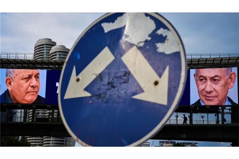 Wohin geht es? Herausforderer Gadi Eisenkot (l.) und Ministerpräsident Benjamin Netanjahu (r.) auf israelischen Wahlplakaten