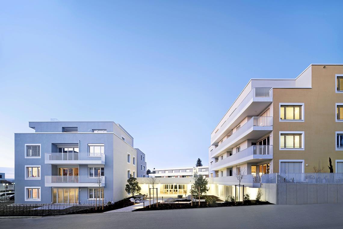 „Wohnen im Quartier“ ist ein Backnanger Mehrgenerationenprojekt mit zwei Baukörpern mit je vier Etagen auf dem Areal des ehemaligen Kreiskrankenhauses. Der Verbindungsbau in der Mitte beherbergt unter anderem einen Gemeinschaftsraum. Foto: Werner Huthmacher