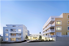 „Wohnen im Quartier“ ist ein Backnanger Mehrgenerationenprojekt mit zwei Baukörpern mit je vier Etagen auf dem Areal des ehemaligen Kreiskrankenhauses. Der Verbindungsbau in der Mitte beherbergt unter anderem einen Gemeinschaftsraum. Foto: Werner Huthmacher