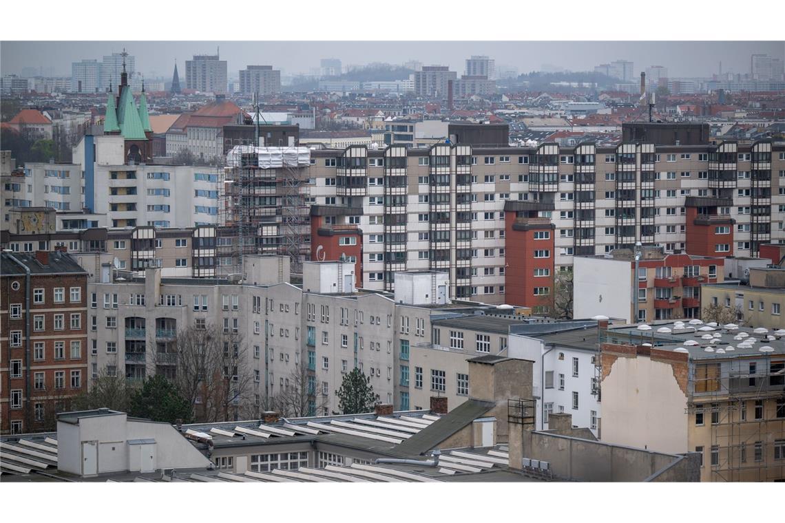 Wohnen in begehrten Gegenden kann ins Geld gehen. Zumindest heftige Preissprünge soll die Mietpreisbremse verhindern. (Archivbild)