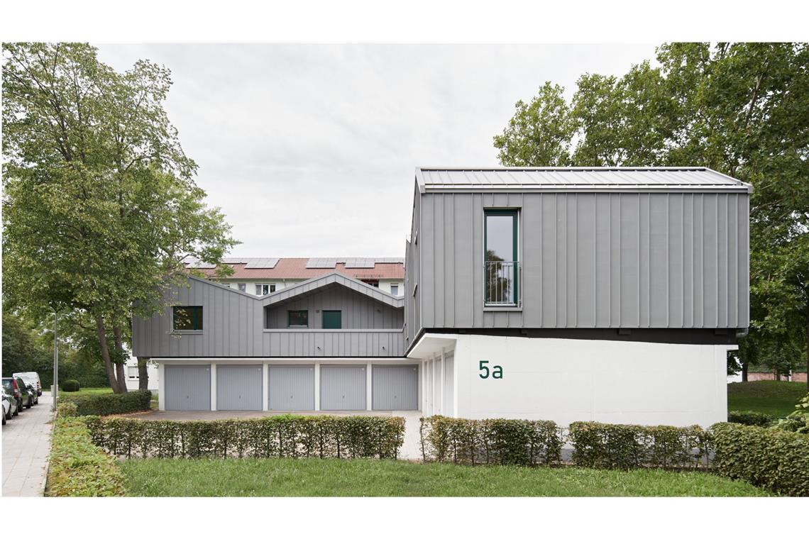 Deutschlands bestes Haus steht in Berlin-Neukölln Wohnen lässt es sich auch hier: Falk Schneemann Architektur aus Karlsruhe ist mit bereits vielfach ausgezeichneten Garagenaufstockungen in Karlsruhe nominiert gewesen.