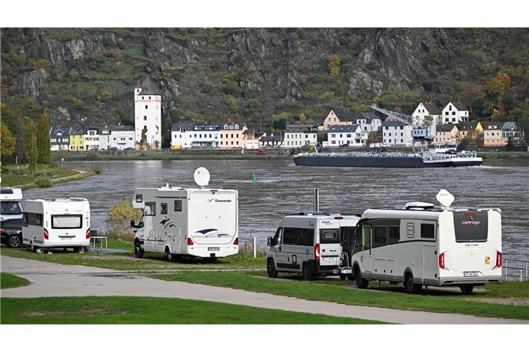 Wohnmobile stehen auf einem Campingplatz am Rhein bei St. Goar an der Loreley (Symbolbild).