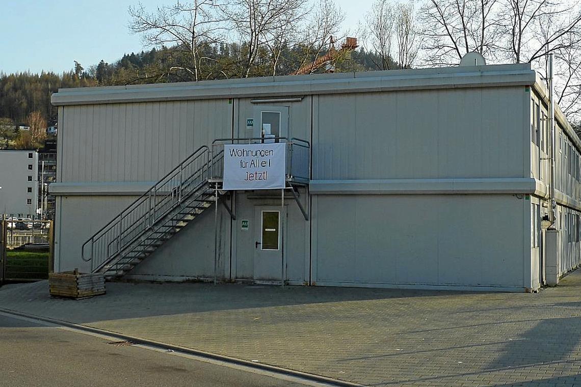 „Wohnungen für alle!“, fordert der Unabhängige Freundeskreis Asyl in Murrhardt unter anderem an der Containeranlage in der Fritz-SchweizerStraße. Doch das gestaltet sich derzeit alles andere als einfach. Foto: Freundeskreis Asyl Murrhardt