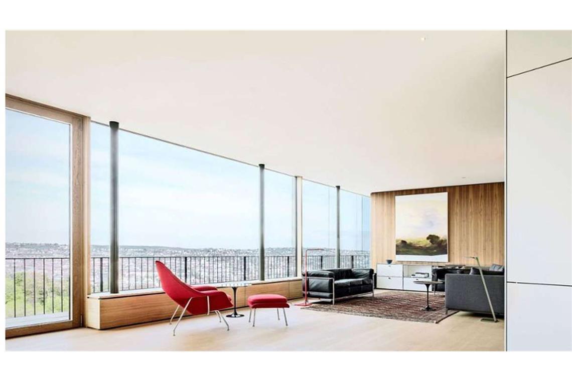Wohnzimmer mit Aussicht. Blick in das vom Büro Yonder – Architektur und Design entworfene preisgekrönte Wohnhaus mit Ausblick auf Stuttgart.