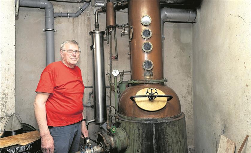 Wolfgang Bunk und seine Destille, die ihm schon viele, viele Jahre treue Dienste geleistet hat. Fotos: J. Fiedler