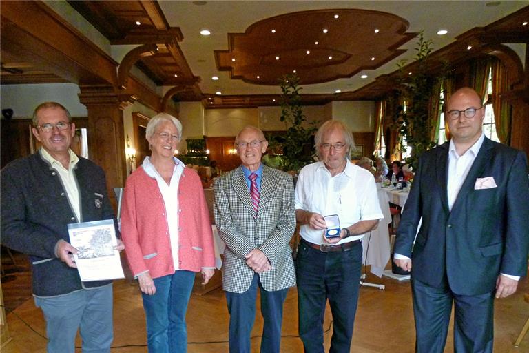 Wolfgang Doderer und Wilhelm Wieland (Zweiter und Dritter von rechts) vom VOGL nehmen die Medaille in Gold in Empfang, die Andreas Hieber (links) vom Landesverband für Obstbau, Garten und Landschaft samt Urkunde überbringt. Auch Ute Tränkle vom Kreisverband und Bürgermeister Armin Mößner gratulieren zum Jubiläum. Foto: privat