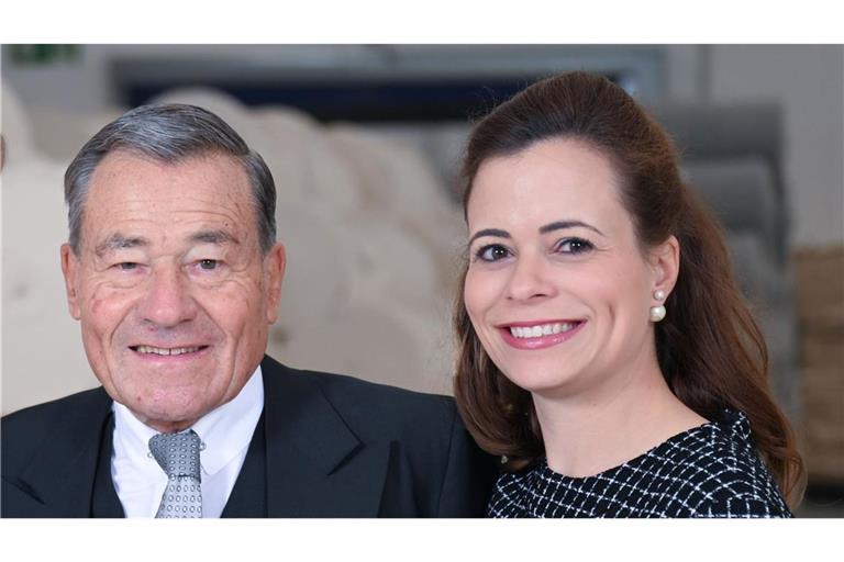 Wolfgang Grupp mit seiner Tochter Bonita Grupp, die Anfang 2024 gemeinsam mit ihrem Bruder Wolfgang Grupp junior das Textilunternehmen Trigema von ihrem Vater übernommen hat.