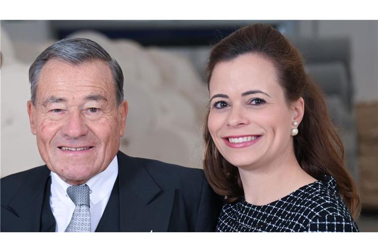 Wolfgang Grupp mit seiner Tochter Bonita Grupp, die Anfang 2024 gemeinsam mit ihrem Bruder Wolfgang Grupp junior das Textilunternehmen Trigema von ihrem Vater übernommen hat.