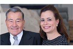 Wolfgang Grupp mit seiner Tochter Bonita Grupp, die Anfang 2024 gemeinsam mit ihrem Bruder Wolfgang Grupp junior das Textilunternehmen Trigema von ihrem Vater übernommen hat.