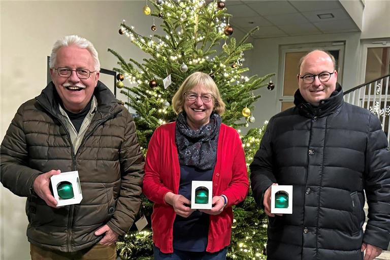 Wolfgang Hess (links), Sonja Allinger-Helbig und Armin Mößner überreichten allen Helfern eine Murrhardter Christbaumkugel. Foto: Stadt Murrhardt