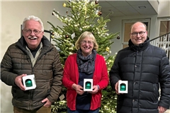 Wolfgang Hess (links), Sonja Allinger-Helbig und Armin Mößner überreichten allen Helfern eine Murrhardter Christbaumkugel. Foto: Stadt Murrhardt
