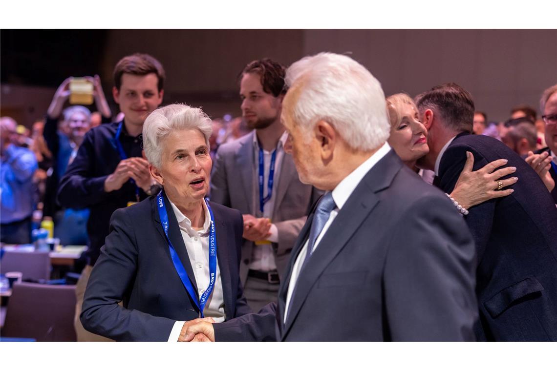 Wolfgang Kubicki nimmt nach seiner Wahl zum Parteivorsitzenden der FDP auf dem Bundesparteitag  in Berlin die Gratulation von Marie-Agnes Strack-Zimmermann entgegen.