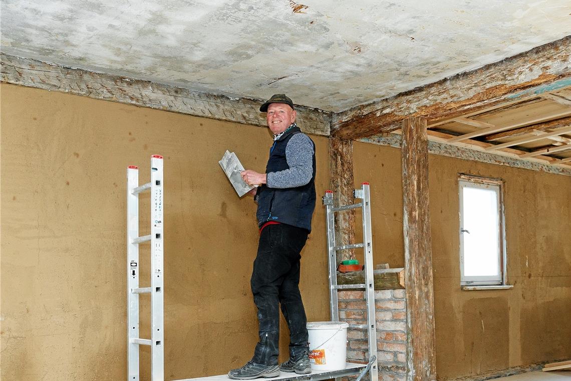 Rettung einer ehemaligen Schmiede Wolfgang Nell bei der Arbeit im Inneren der Schmiede.