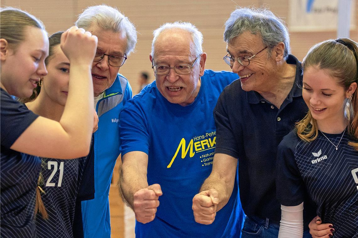 Zumindest teilweise eine Erfolgsgeschichte Wolfgang Sterzel, Ernst Bachmann und Hans-Peter Richter (von links) bringen ihre Erfahrung bei Jugend trainiert für Olympia weiterhin ein: Mit dem Backnanger Mädchenteam des Taus‘ verpassen sie am Ende nur knapp die Qualifikation fürs Landesfinale. Foto: Alexander Becher