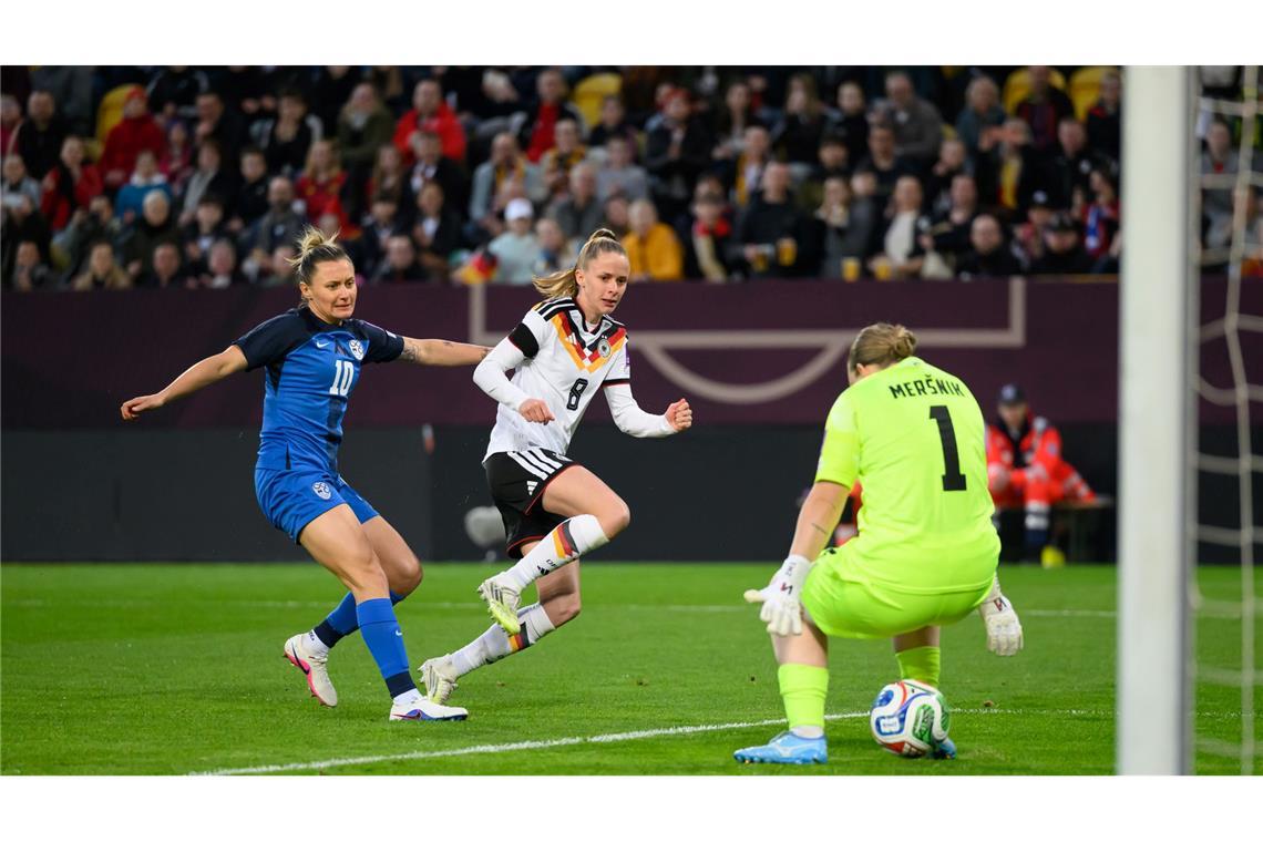 Wolfsburgs Vivien Endemann trifft zum 1:0 für die DFB-Auswahl.