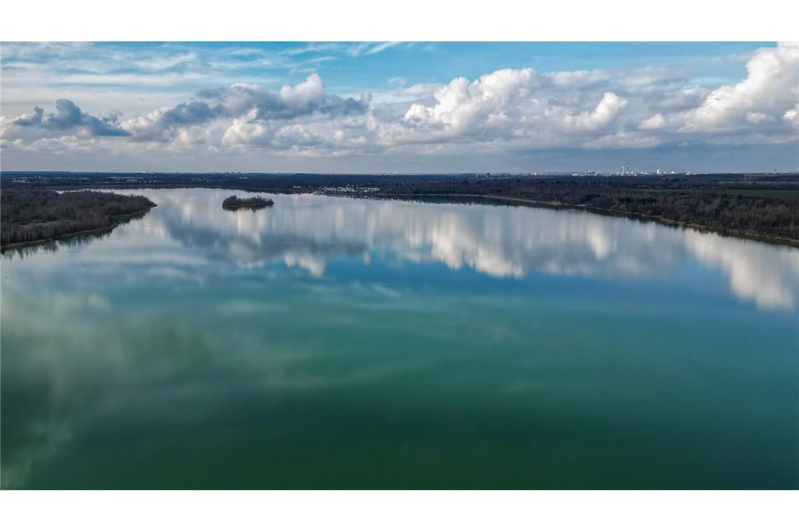 Bilder des Tages Wolken spiegeln sich im Markkleeberger See in Sachsen.