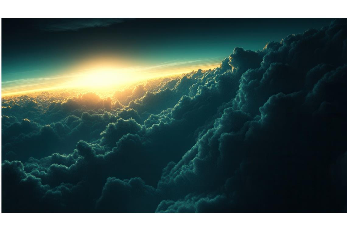 Welche Auswirkungen der Klimawandel auf Wolken hat Wolken türmen sich zu einem gewaltigen Himmelsgebirge auf, während die Sonne aufgeht.