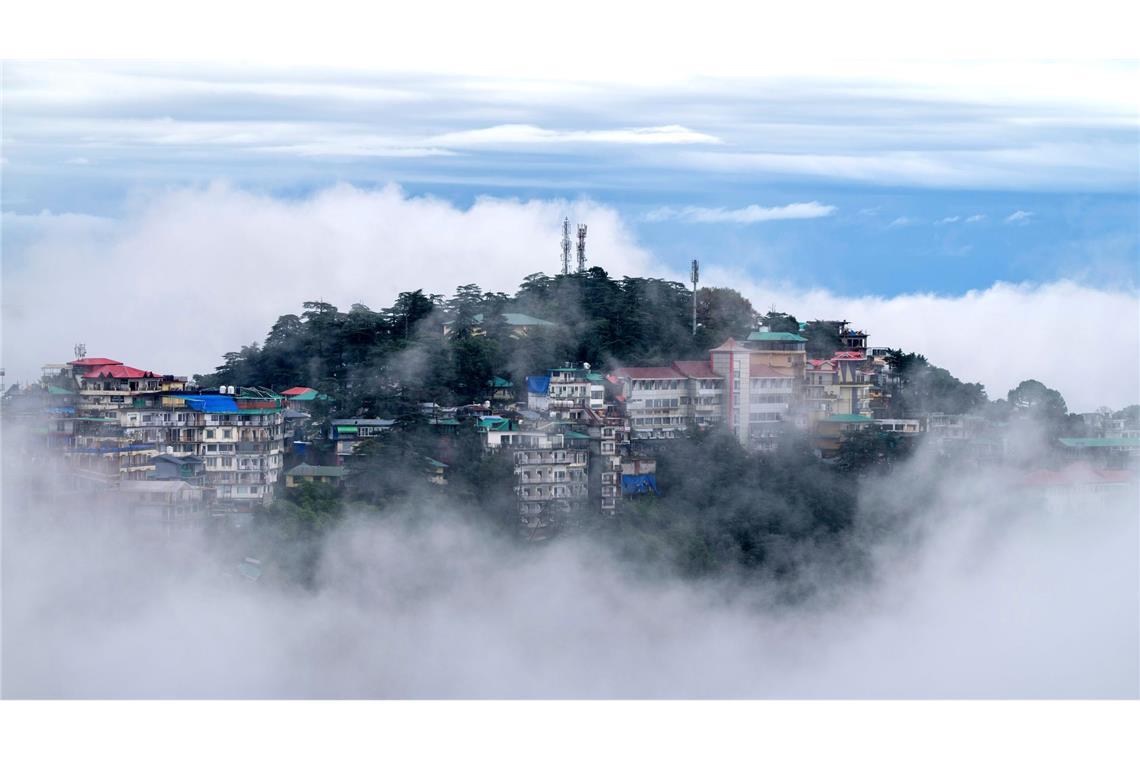 Bilder des Tages Wolken umgeben die Himalaya-Gemeinde McLeodganj in Dharamshala.