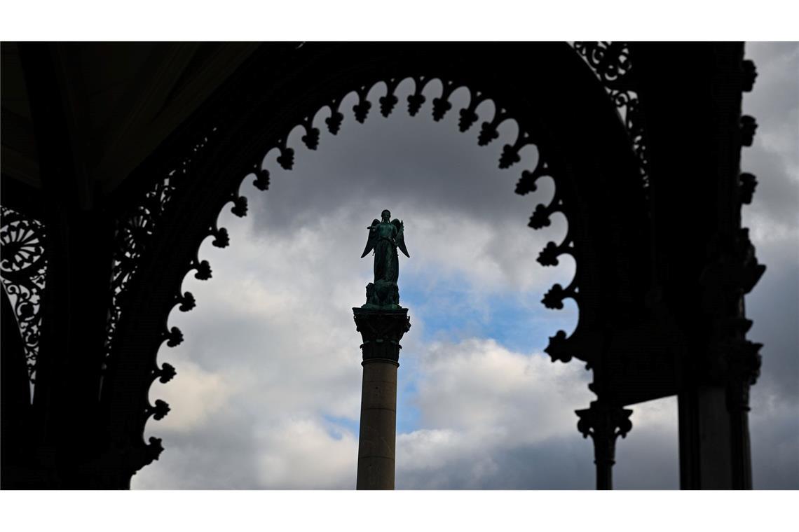 Bilder des Tages Wolken und blauer Himmel sind über der Jubiläumssäule in Stuttgart.