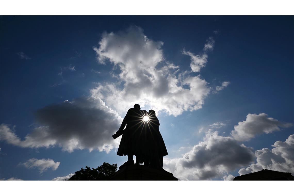 Wolken ziehen über das Goethe- und Schiller-Denkmal in Weimar.
