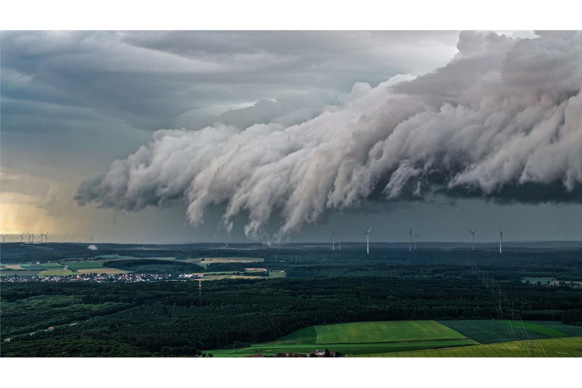 Wolkenkralle über Baden-Württemberg