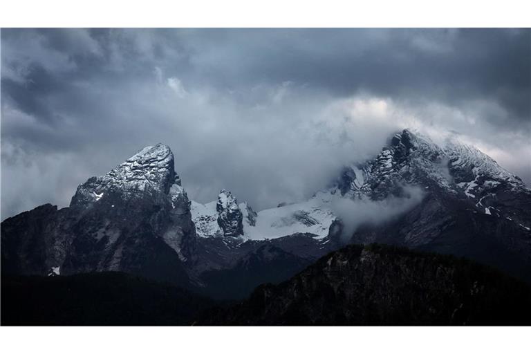 Wolkenverhangen ist der schneebedeckte Watzmann.