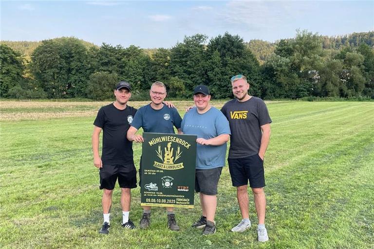 Wollen auf einer Wiese in Fornsbach mehr Livemusik ins Murrtal bringen (von links): Simon Matti und Marius Bay, Vorstände des Beilsbacher Hüttenclubs, sowie Dennis Wurst und Benjamin Mangold, Vorstände des Jugendclubs Fornsbach. Foto: privat