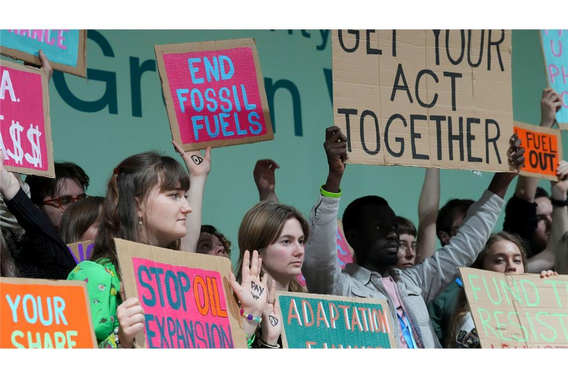 Streit um Billionen: UN-Klimagipfel wird verlängert Wollen den Ausbau fossiler Energien stoppen: Klimaaktivisten in Baku.