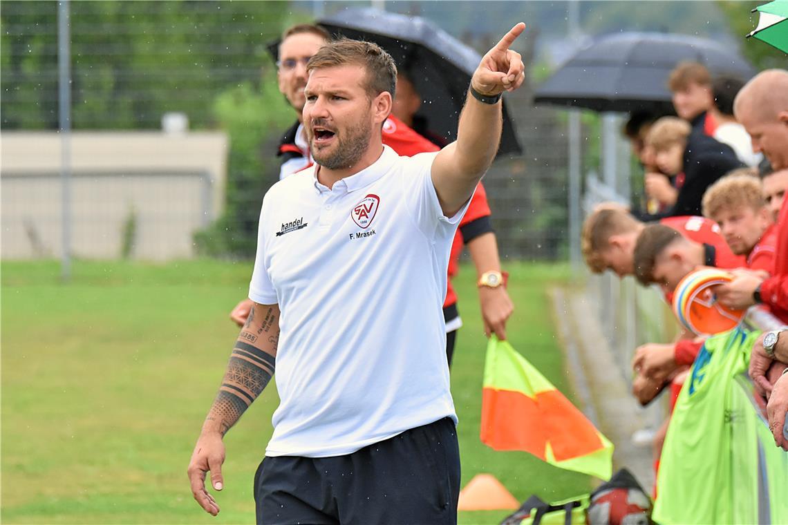 Fußball-Bezirksliga: Hohe Hürden für den SVA und die SGOS Wollen mit einem Sieg im Spitzenspiel gegen Schornbach oben dran bleiben: Co-Trainer Florian Mrasek und der SV Allmersbach. Foto: Tobias Sellmaier