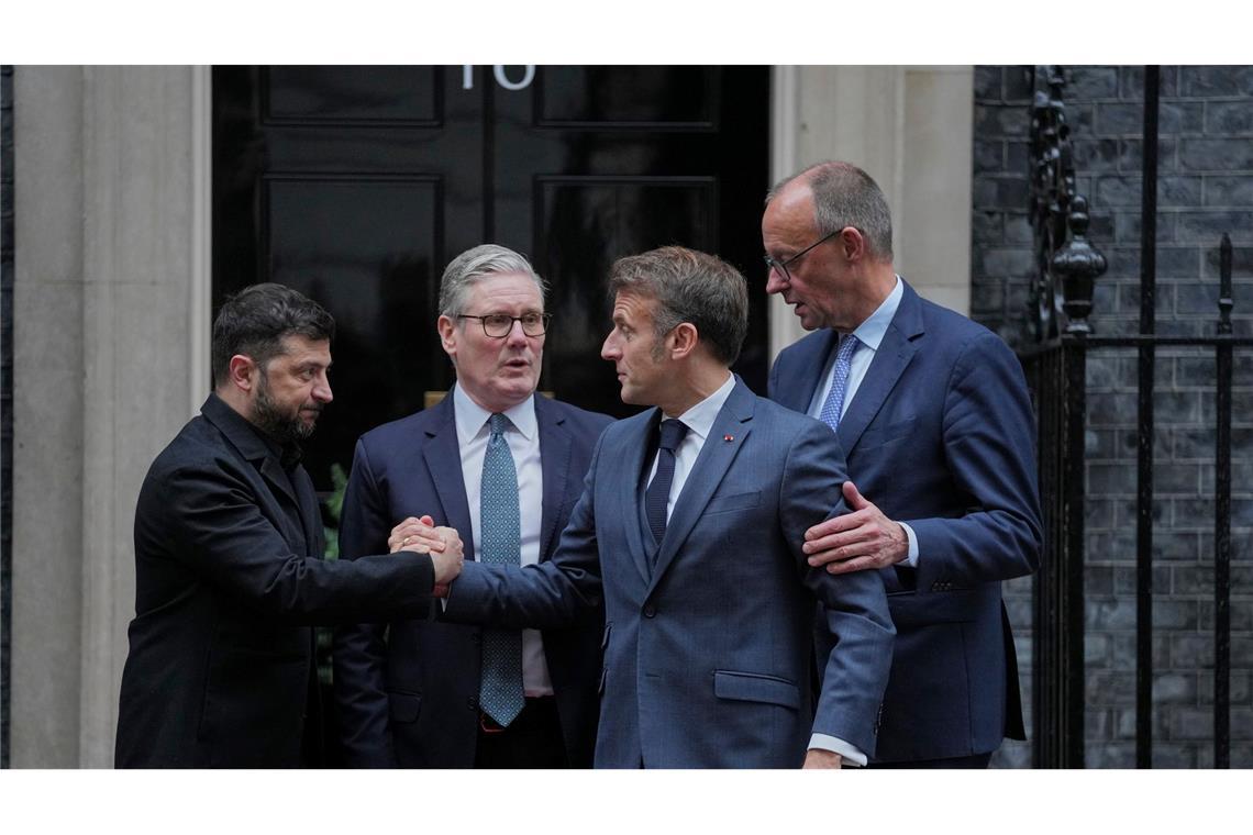 Wolodymyr Selenskyj (l-r), Präsident der Ukraine, der britische Premierminister Keir Starmer, der französische Präsident Emmanuel Macron und der deutsche Bundeskanzler Friedrich Merz reagieren nach einem Treffen vor der Tür der 10 Downing Street.