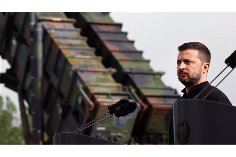 Wolodymyr Selenskyj, Präsident der Ukraine, posiert vor einem Flugabwehrraketensystem vom Typ „Patriot“.  (Archivbild)