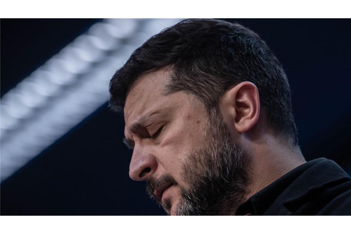Wolodymyr Selenskyj, Präsident der Ukraine, spricht bei einer Pressekonferenz beim EU-Gipfel. Die Staats- und Regierungschefs der EU-Staaten beraten über die Maßnahmen zur Steigerung der Wettbewerbsfähigkeit der europäischen Wirtschaft, den nächsten langfristigen EU-Haushalt und den Stand bei den EU-Erweiterungsverhandlungen im Europagebäude. (zu dpa: «Politikwissenschaftler: «Dunkelster Moment» im Ukraine-Krieg»)
