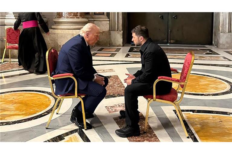 Wolodymyr Selenskyj und Donald Trump kommen am Rande der Trauerfeier von Papst Franziskus ins Gespräch.