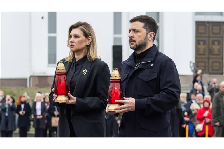 Wolodymyr Selenskyj und seine Frau Olena Zelenska tragen Kerzen und erinnern an die Opfer von Butscha.