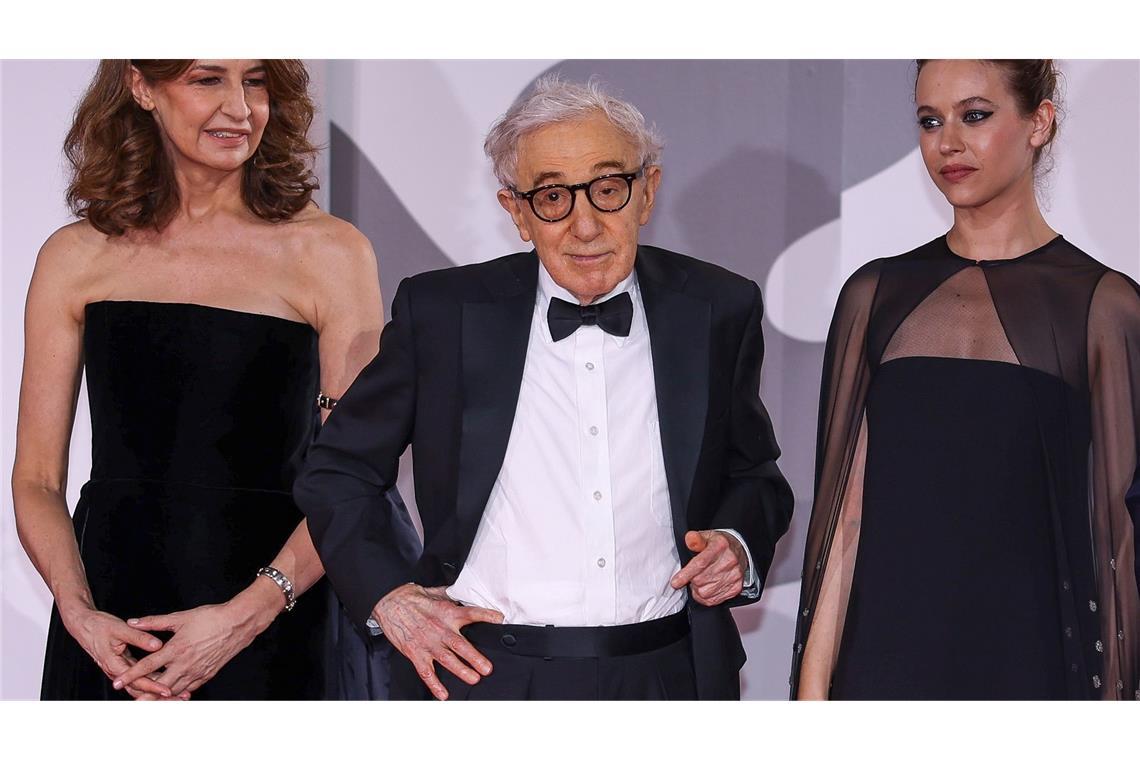 Woody Allen - hier mit Valerie Lemercier (l.) und  Lou de Laage (r.) - hat seinen 50. Film auf Französisch gedreht. (Archivbild)